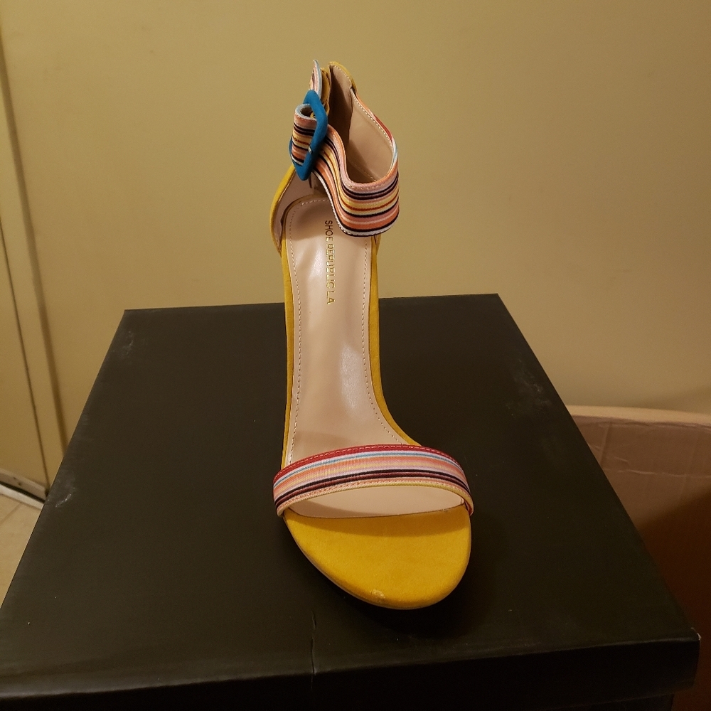 Golden striped heel